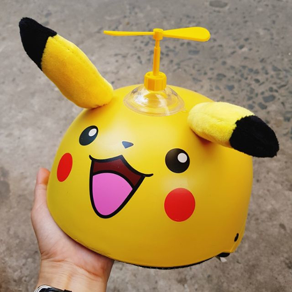 Mũ bảo hiểm nửa đầu Pikachu có tai, tặng kèm chong chóng