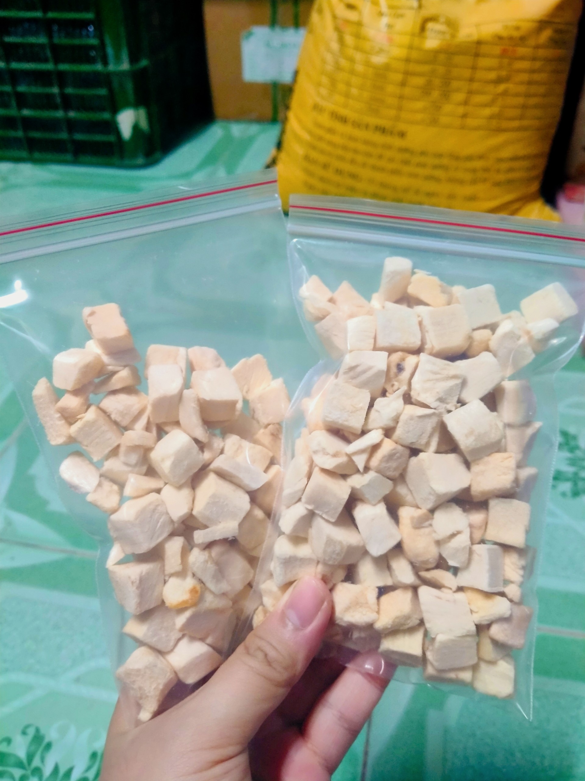 Thịt gà sấy viên 50gr cho hamster, mèo, chó