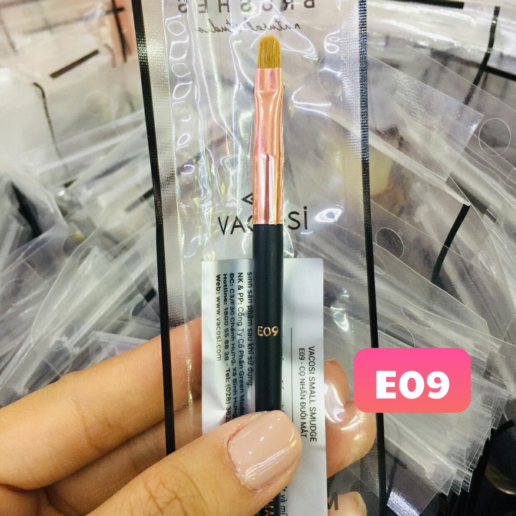 CỌ NHẤN ĐUÔI MẮT VACOSI SMUDGE PRO BRUSH E09 - (NHỎ)