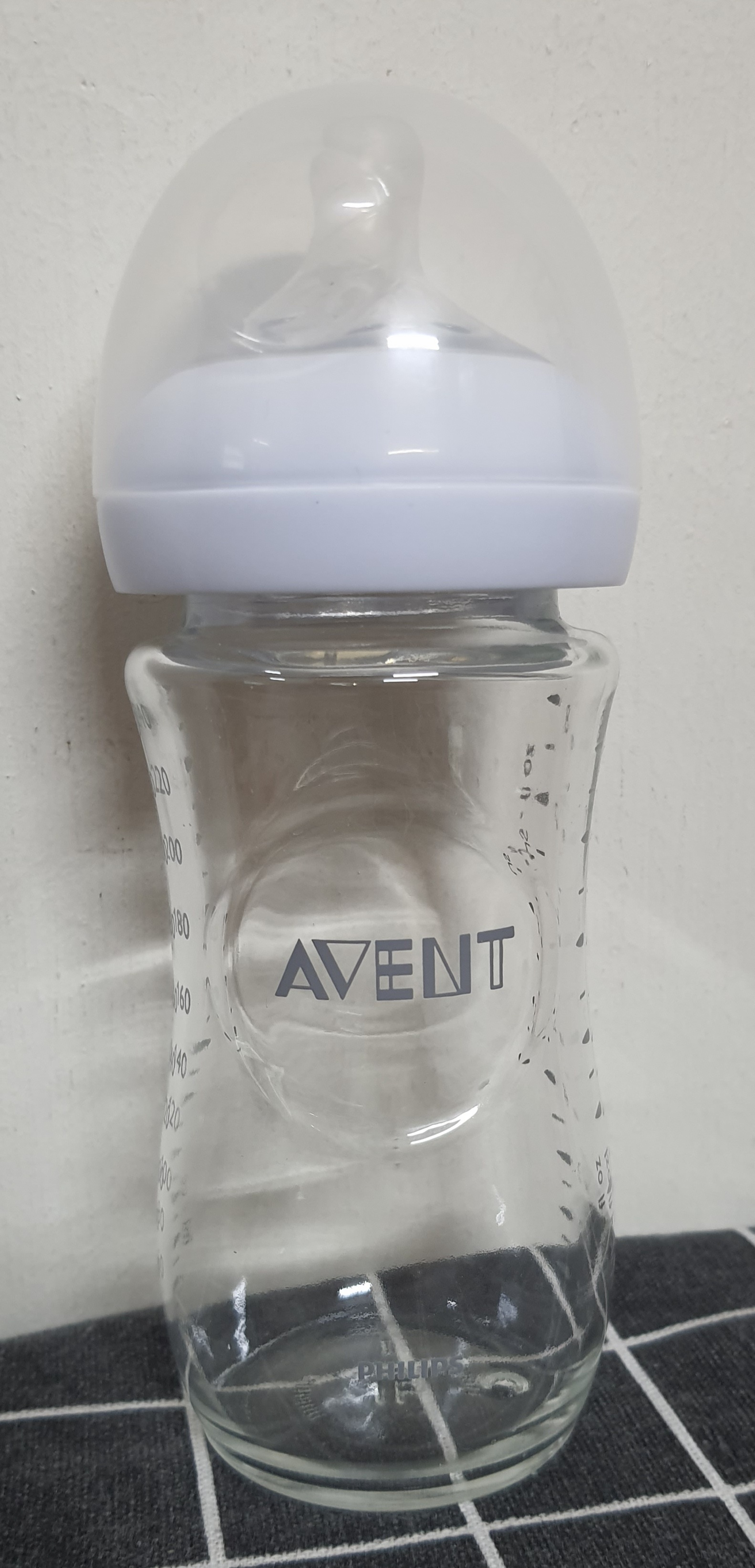 Bình sữa thủy tinh Phillips Avent Natural 240ml