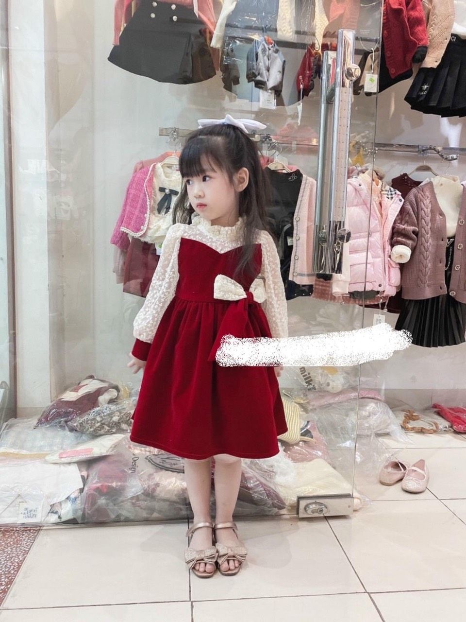 váy nhung đỏ tay ren phối nơ