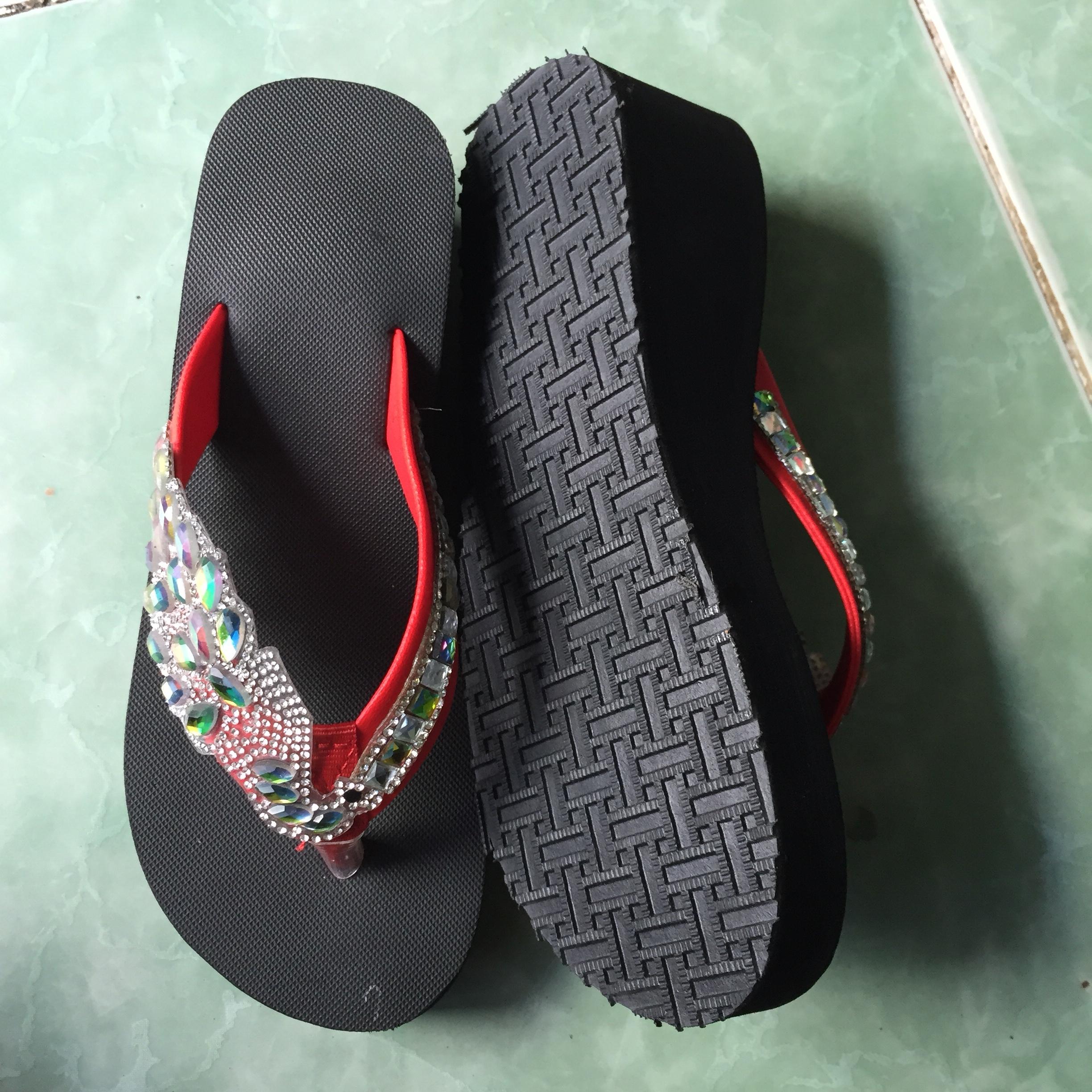 Dép kẹp chim công mẫu quai đỏ cao 5cm