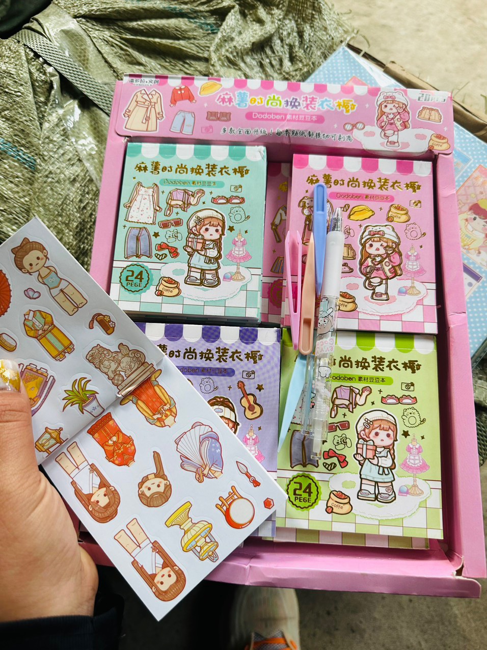 Cuốn sổ 24 tờ sticker nhiều hình siêu cute