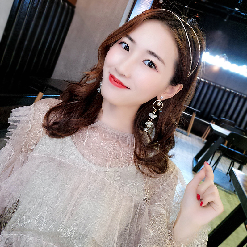 Bông tai tòn ten hoa trắng