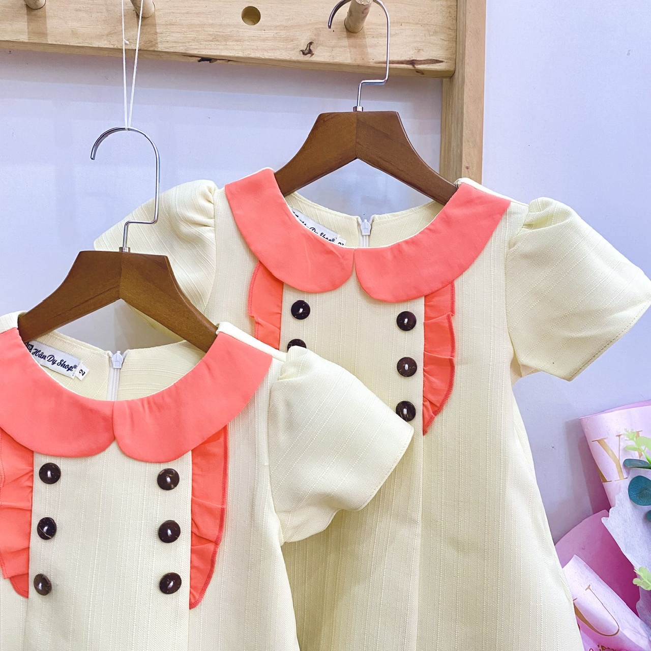Đầm A cổ sen đính nút ngắn tay cho bé