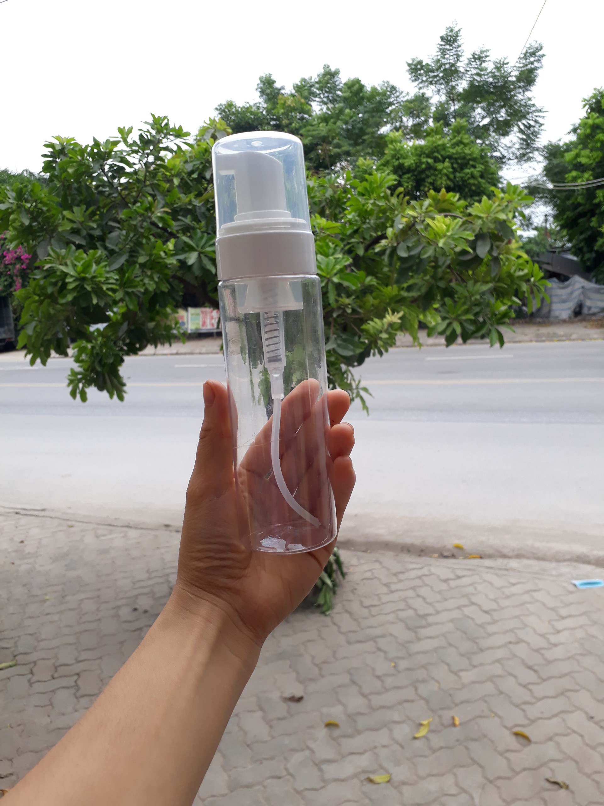 Bình tạo bọt vệ sinh hình xăm