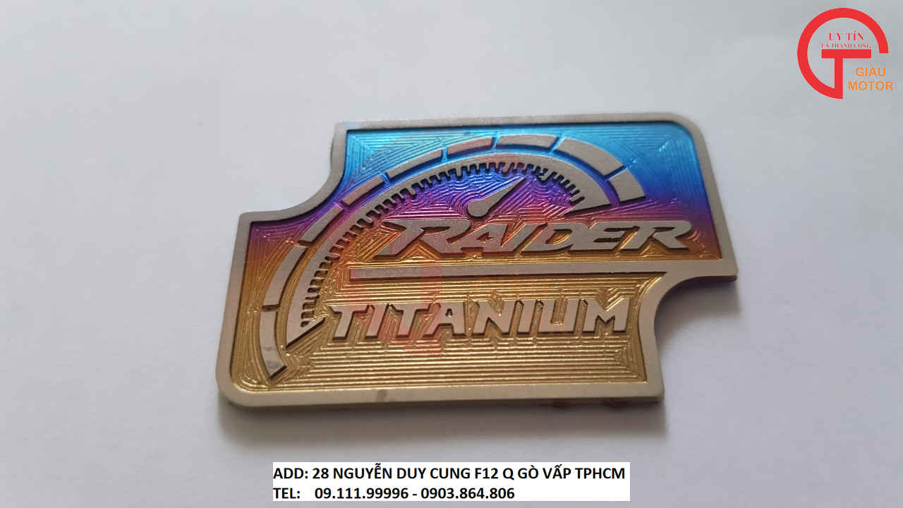 MIẾNG TEN TITAN DÁN NẮP BÌNH DẦU XE SUZUKI RAIDER