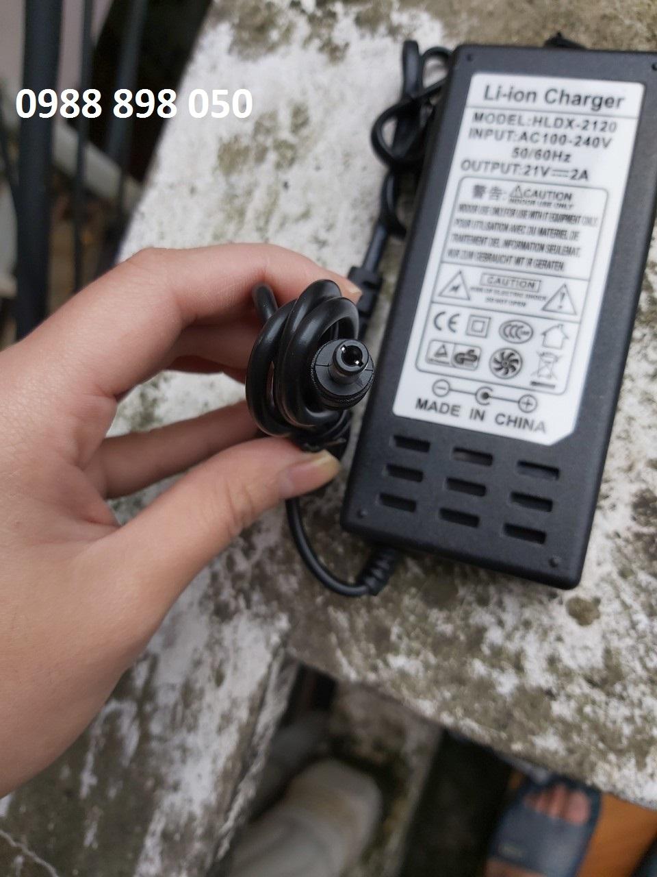 Sạc 21v 2A dùng cho pin Li-ion 18v, 5s loại tốt có đèn báo đầy