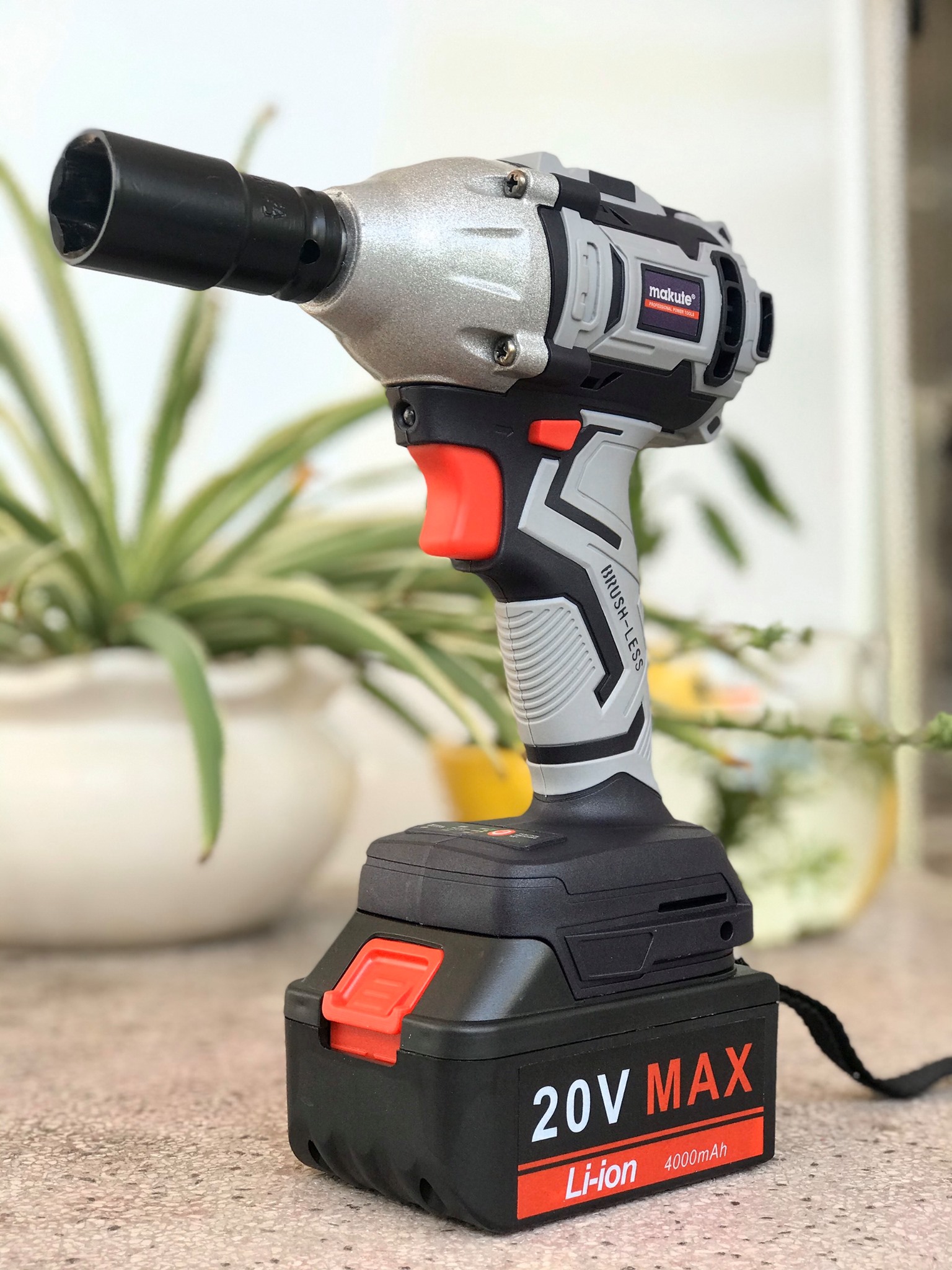 Máy vặn bu lông dùng pin MAKUTE 20V CW001