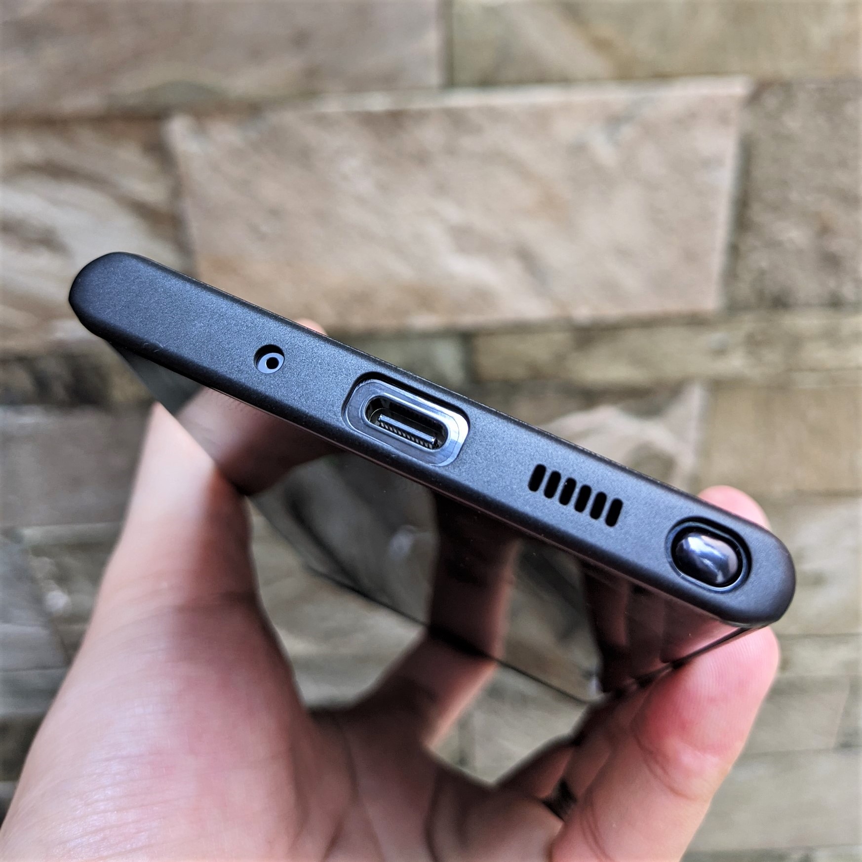 Ốp lưng Samsung Galaxy Note 20 Ultra TPU dẻo siêu mỏng ôm sát máy.