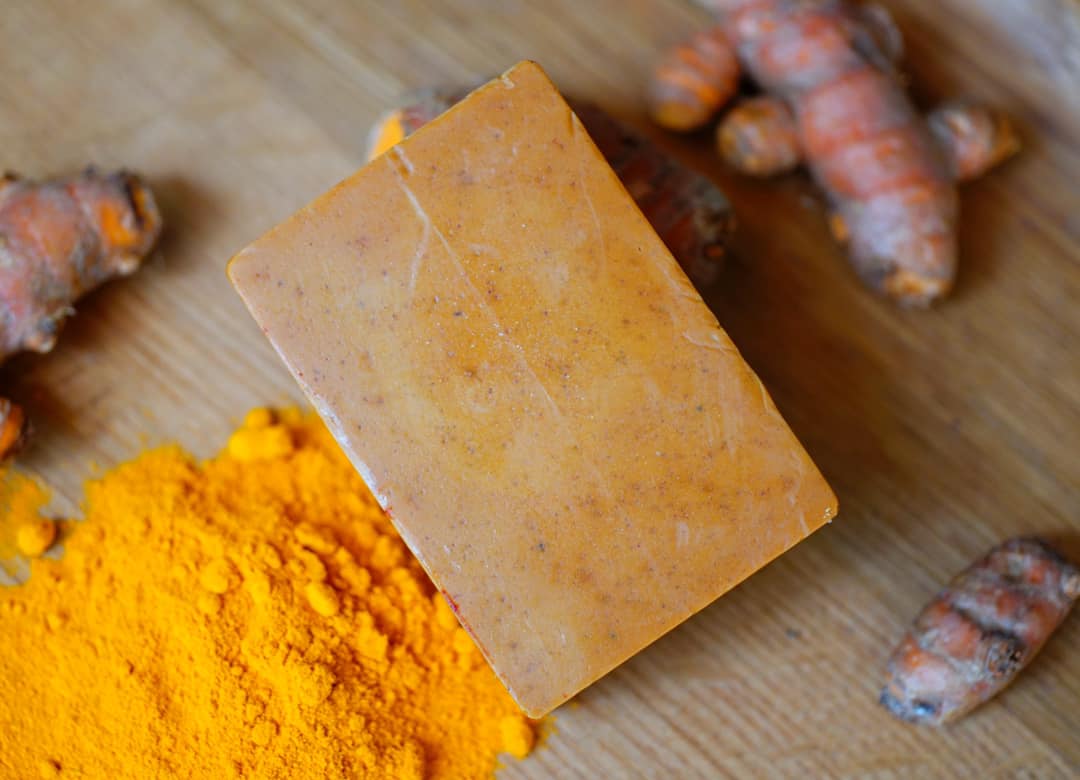Soap nghệ - tràm trà giải quyết mụn lưng