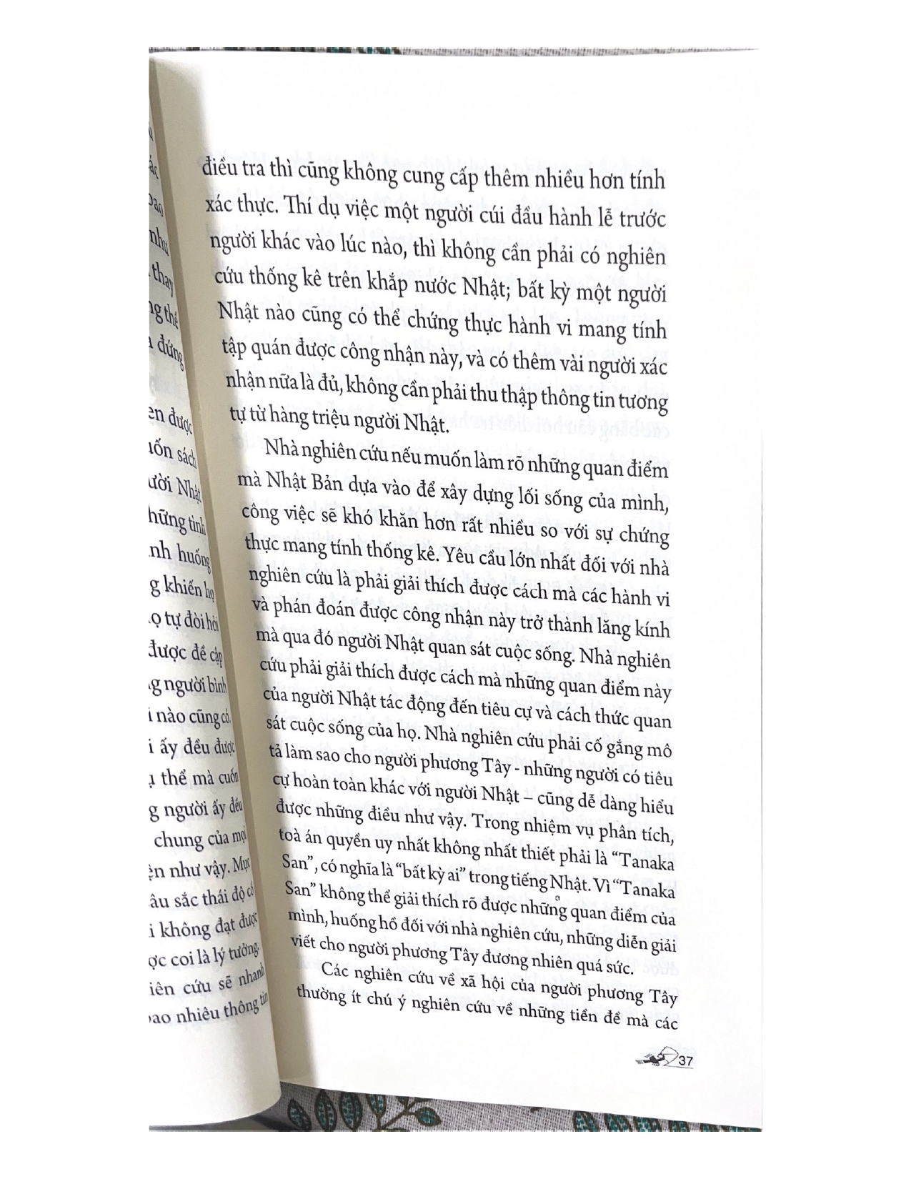 Sách - Hoa Cúc Và Gươm (Tái Bản 2020)-Vanlangbooks