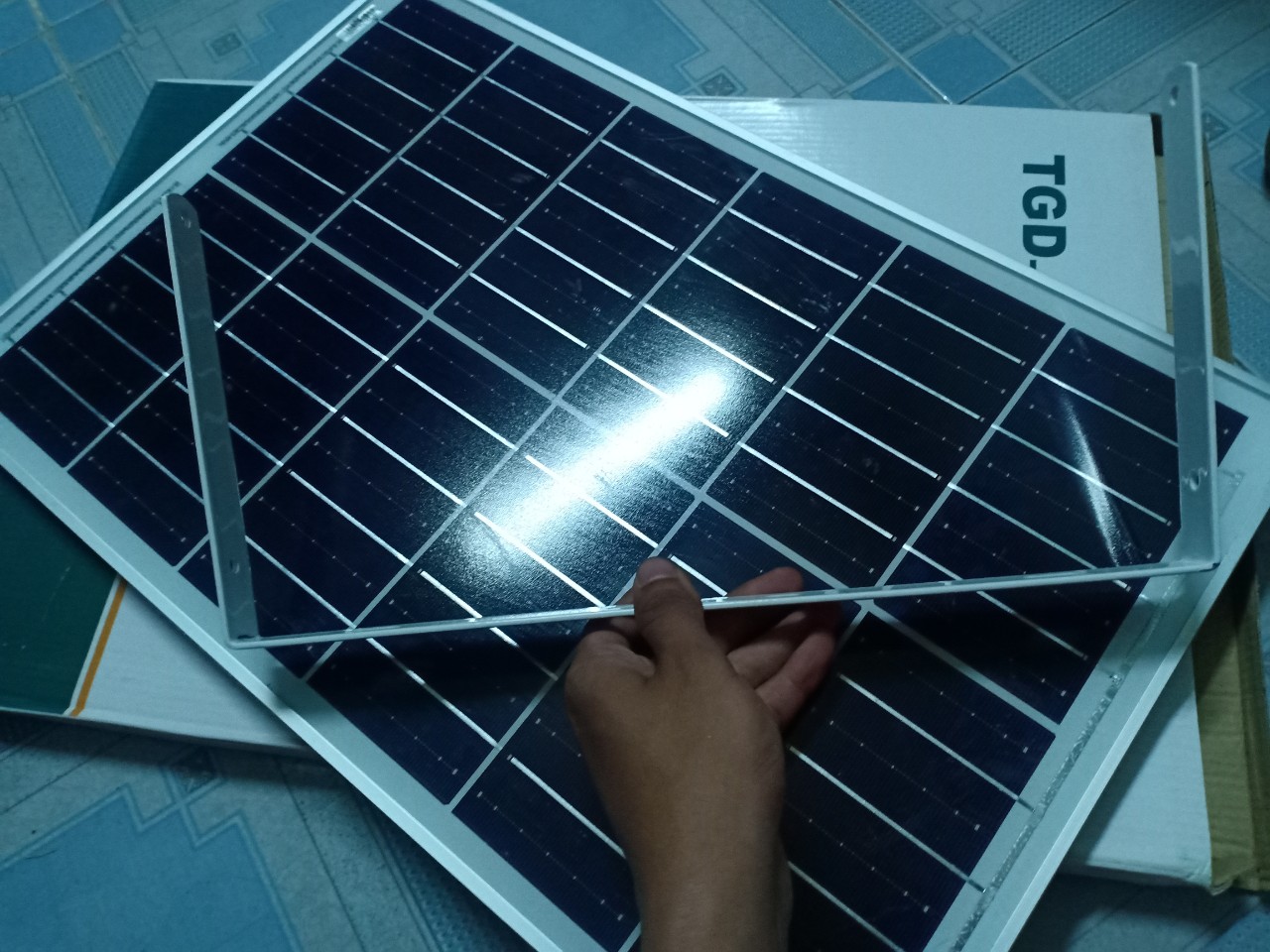 Đèn pha năng lượng mặt trời 100W