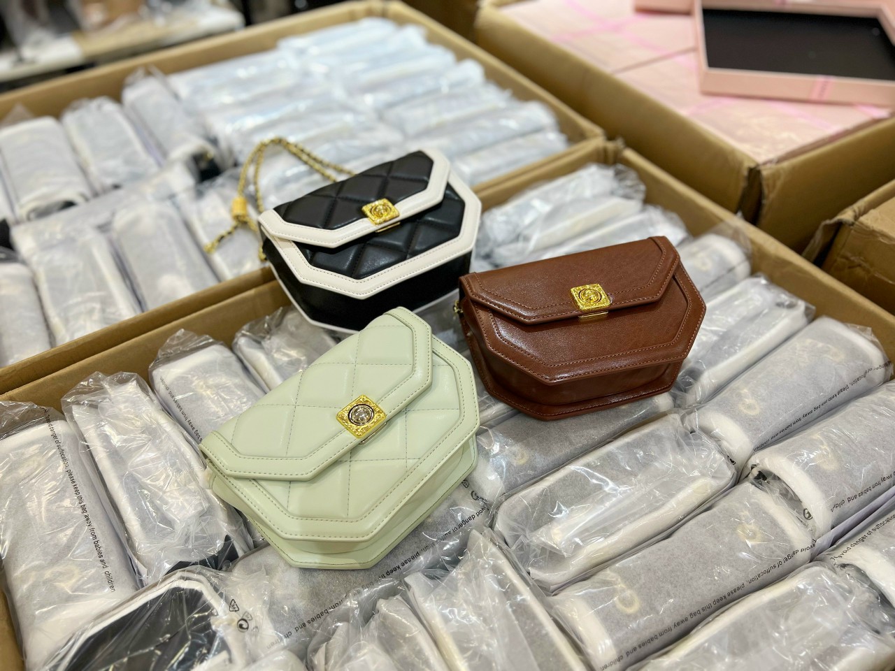 Túi đeo chéo nữ 𝗖𝗞𝟮-𝟮𝟬𝟲𝟳𝟭𝟰𝟬𝟲 Size :20cm*6,5cm*14cm