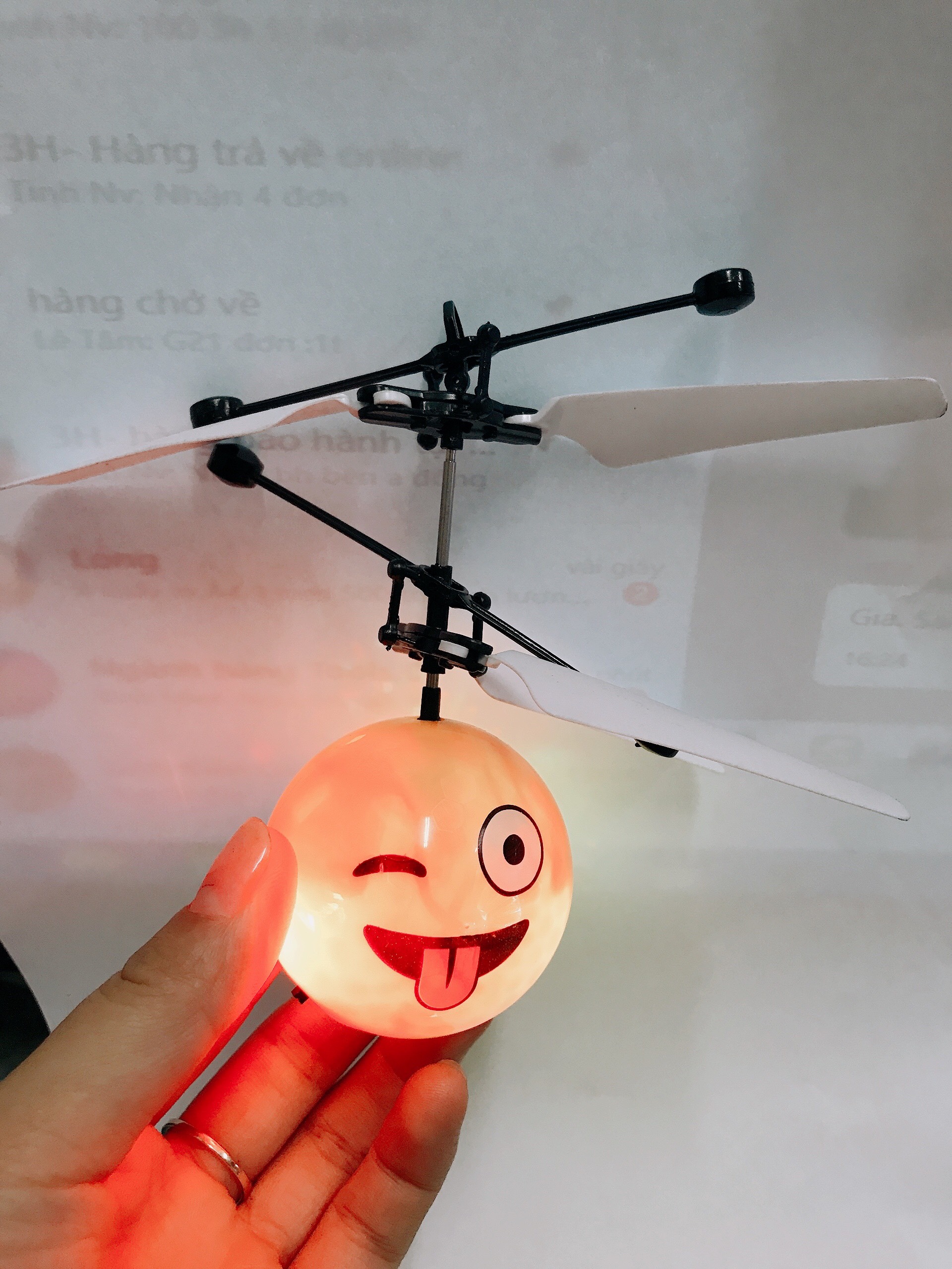 HCMĐồ chơi máy bay hình mặt cười cảm ứng bằng tay có đèn led đẹp