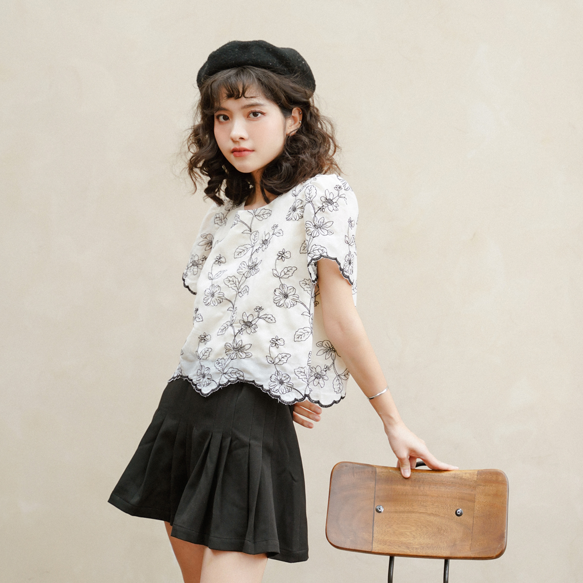 BLEUBIRD Áo thô lụa thêu hoa Marguerite Top