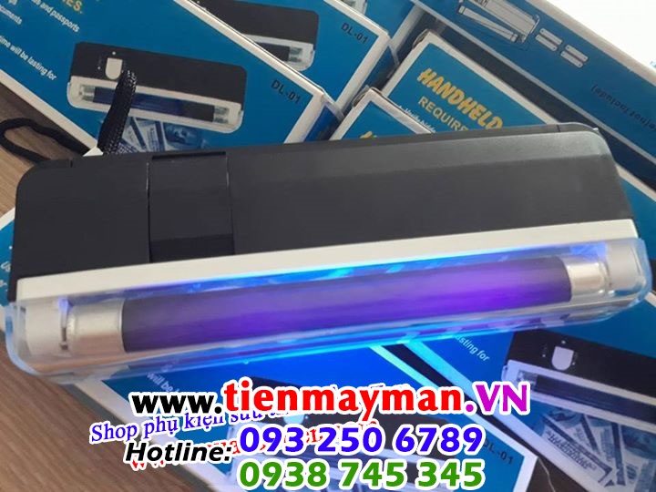 Đèn soi mini cầm tay Kích thước 16cm x 5.4cm x 2.3cm, màu màu đen, dùng để soi tất cả các đồng tiền trên thế giới dưới ánh đèn huỳnh quang, bạn sẽ nhận thấy được tem phát hiện tiền giả