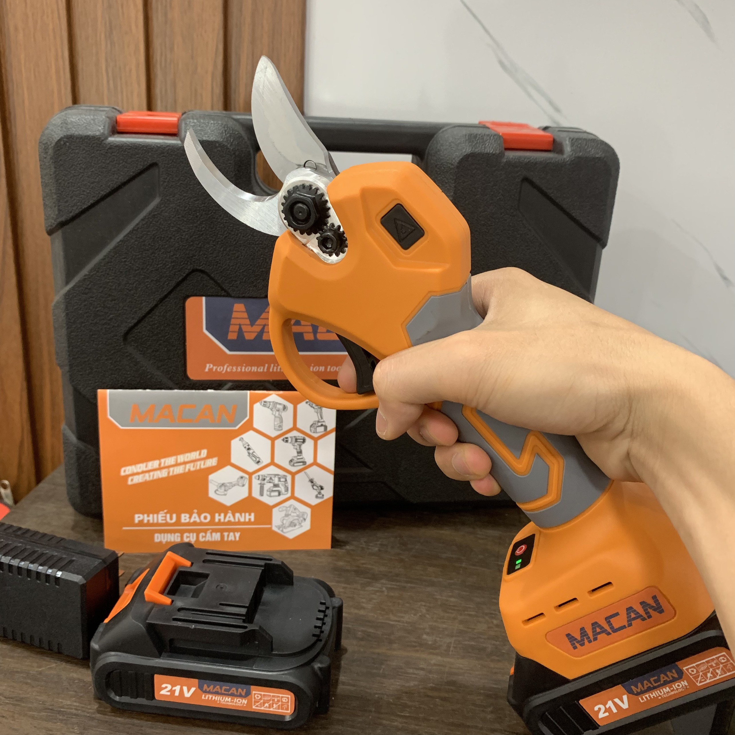 Kéo Cắt Cành Pin Workfix WF-CP30BL – Màn hình led báo % Pin – Công tắc bóp – Không chổi than Bảo Hành 6 Tháng