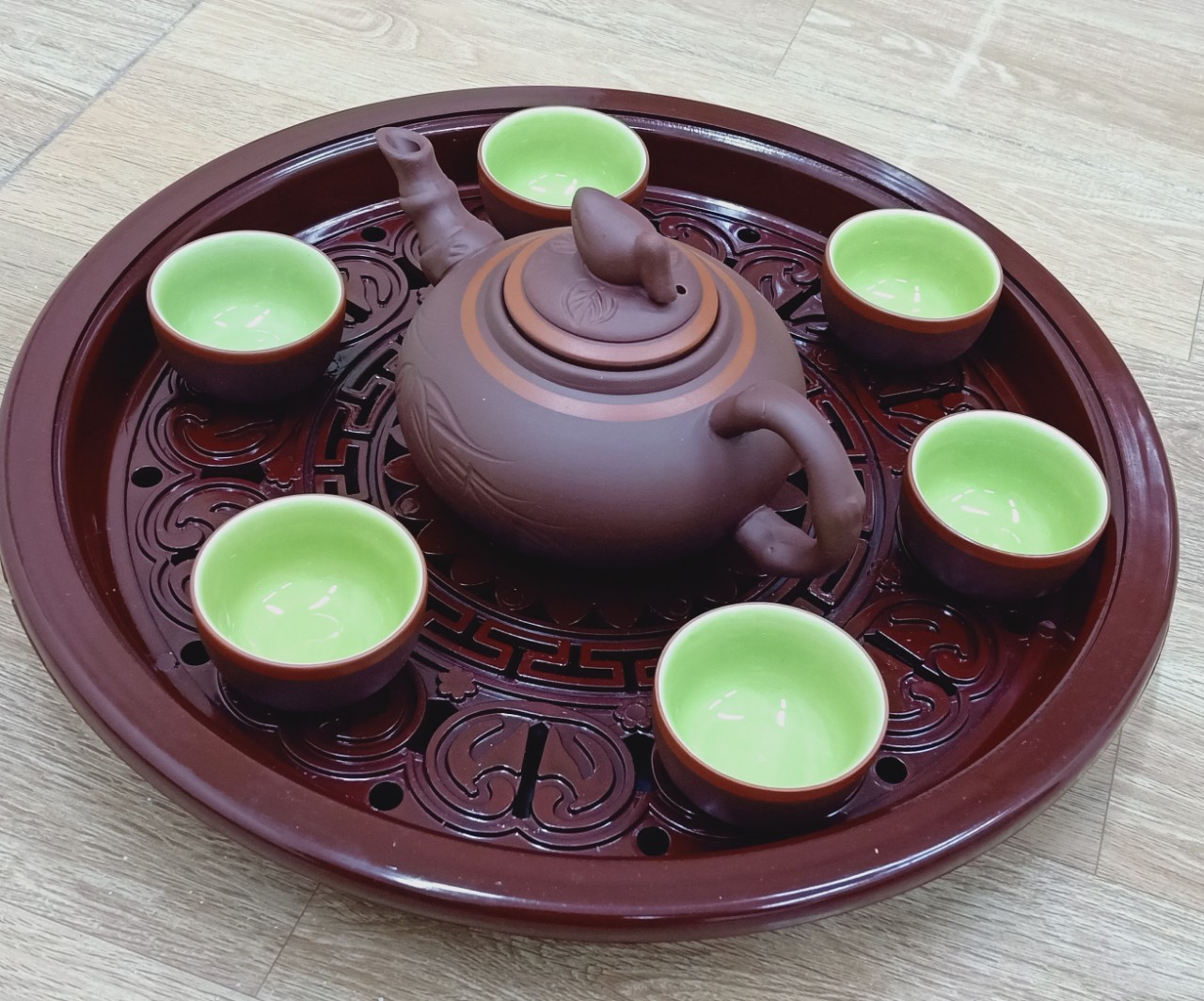 bộ ấm chén bát tràng kèm khay trà víp ( dung tích ấm 300ml,khay trà giả gỗ)
