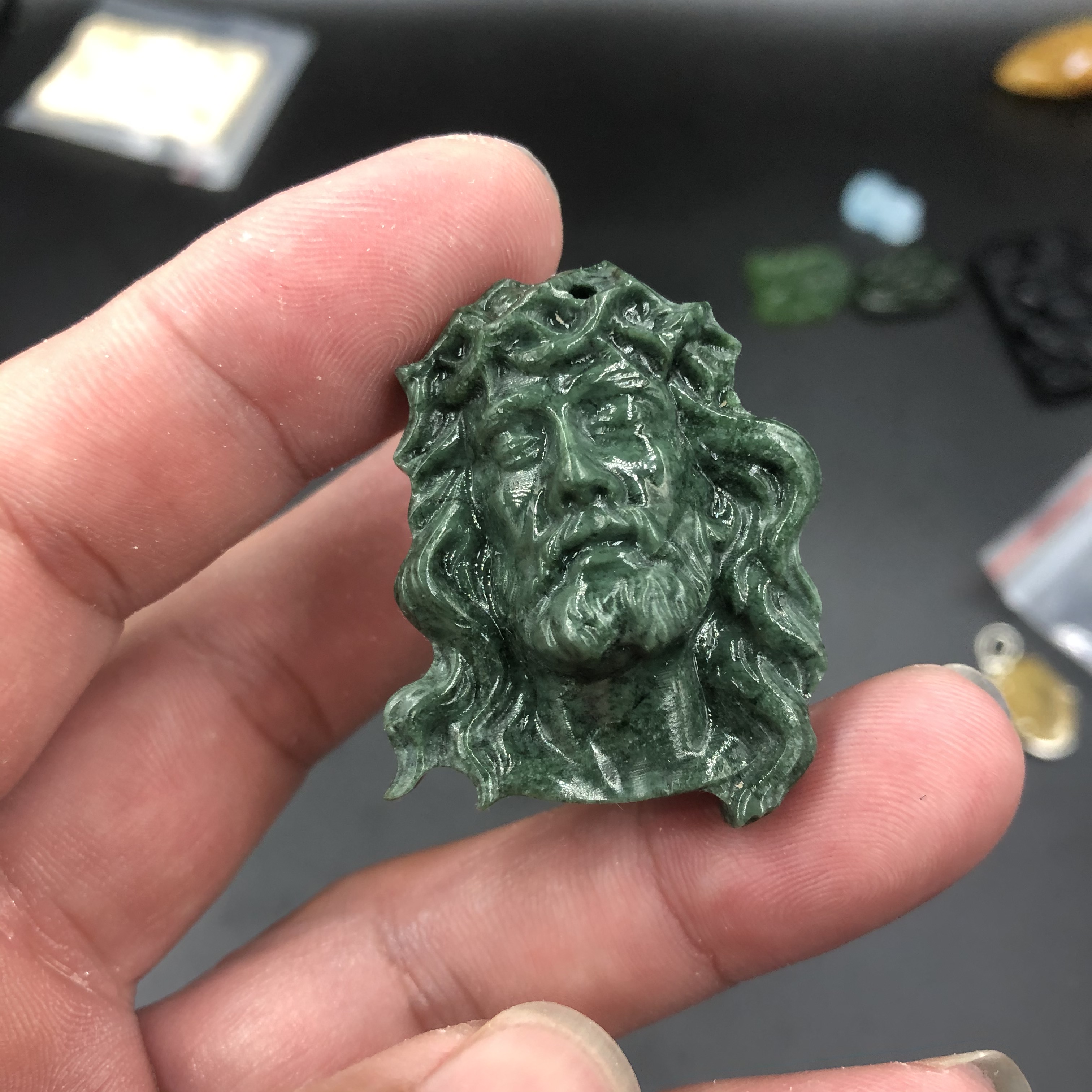 Mặt dây Thánh Giá Chúa Giesu mão gai đá xanh serpentine CP504