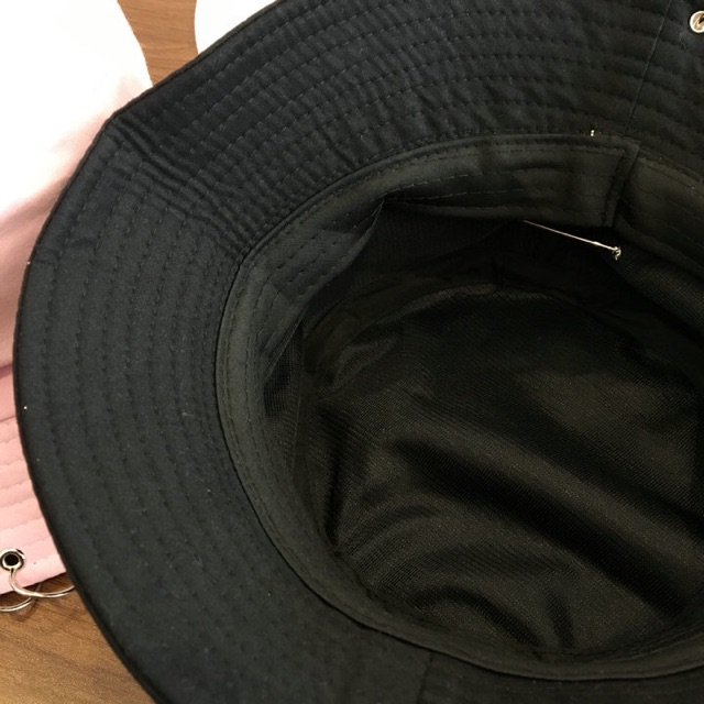 Nón Bucket Phối Khoen Và Gim Băng