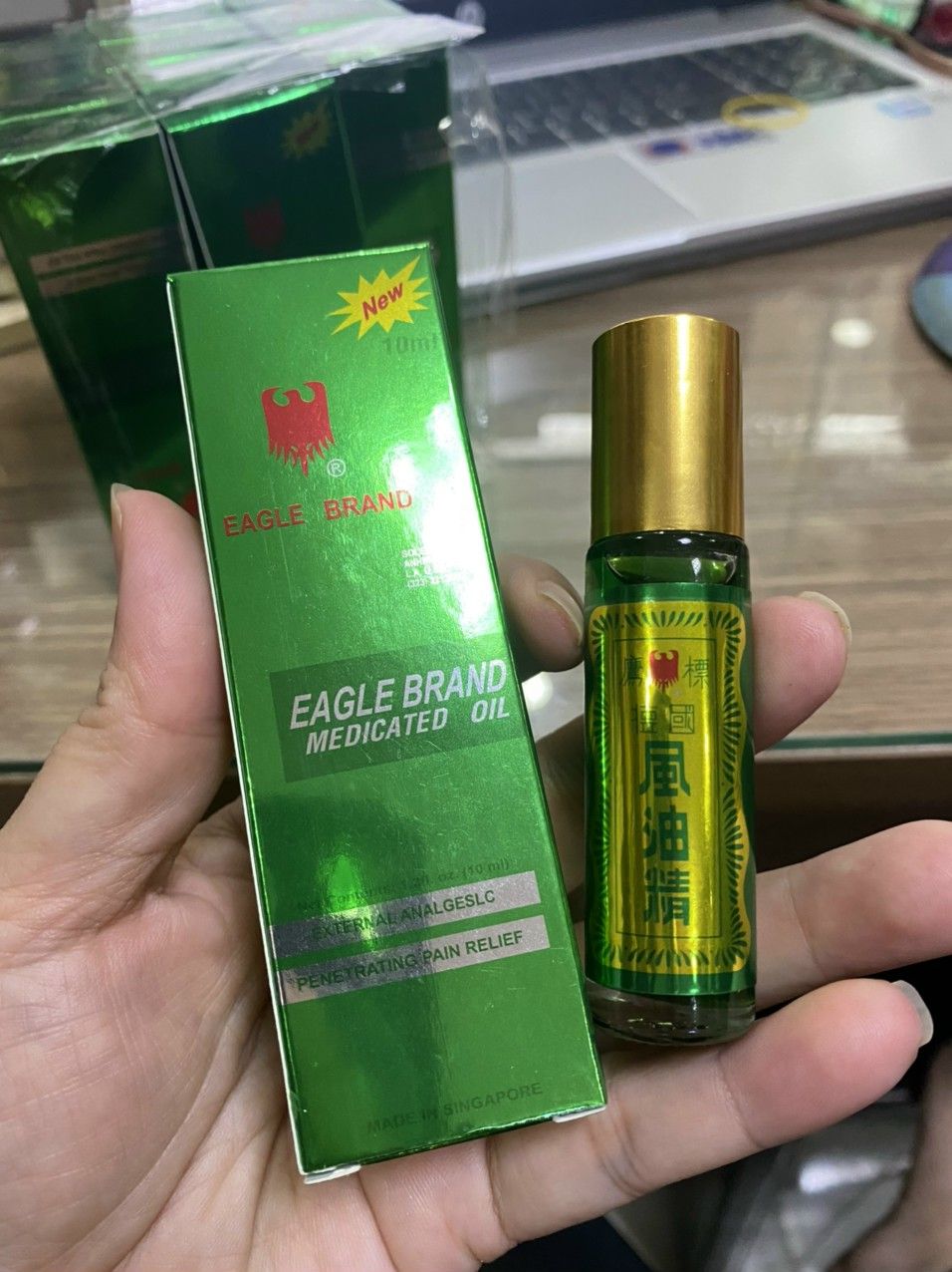 Dầu gió xanh con ó Singapore dạng lăn 10ml
