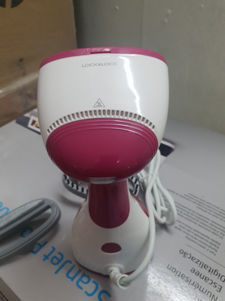 [HCM]BÀN LÀ HƠI NƯỚC CẦM TAY LOCK&LOCK- ENI241