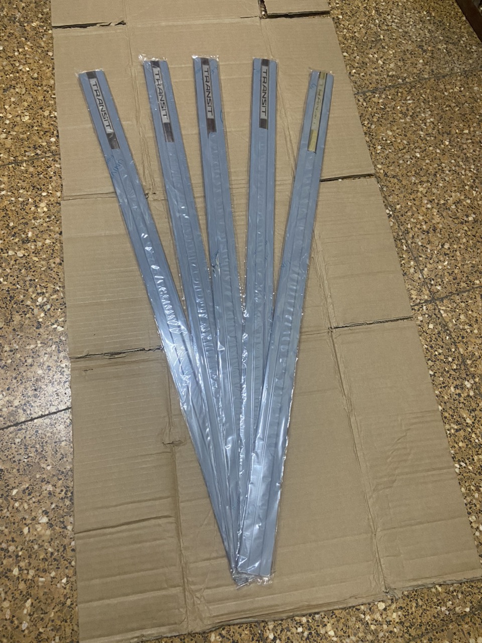 Chỉ INOX viền cửa sau FORD Transit