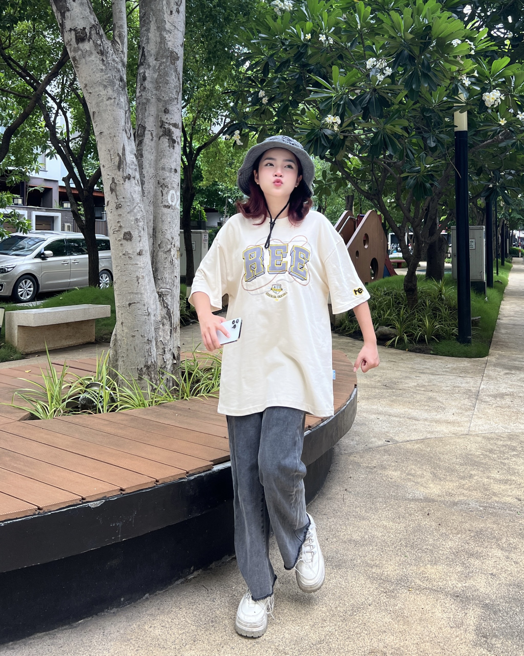 LOCAL BRAND REE - ÁO THUN EMBROIDERED BASIC MÀU KEM - THÊU DA