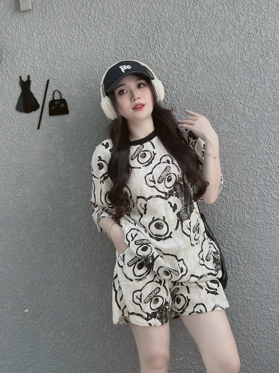Set bộ nữ đùi áo thun phông rộng tay lỡ phối quần đùi ngắn ống rộng 2 màu đen trắng họa tiết hình gấu xước nhẹ cực hot