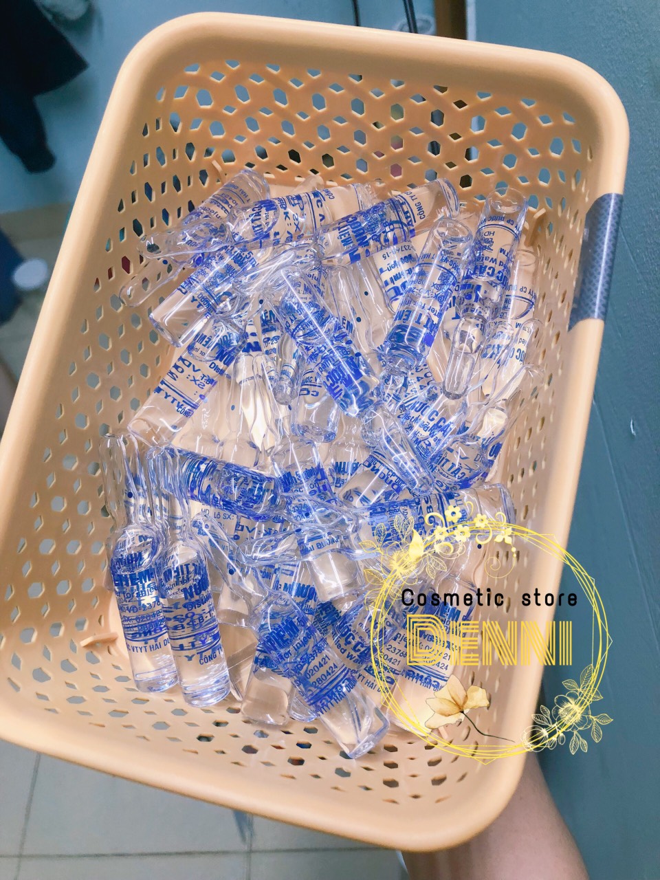 Lọ nước kích trắng màu đỏ và vàng pha kem