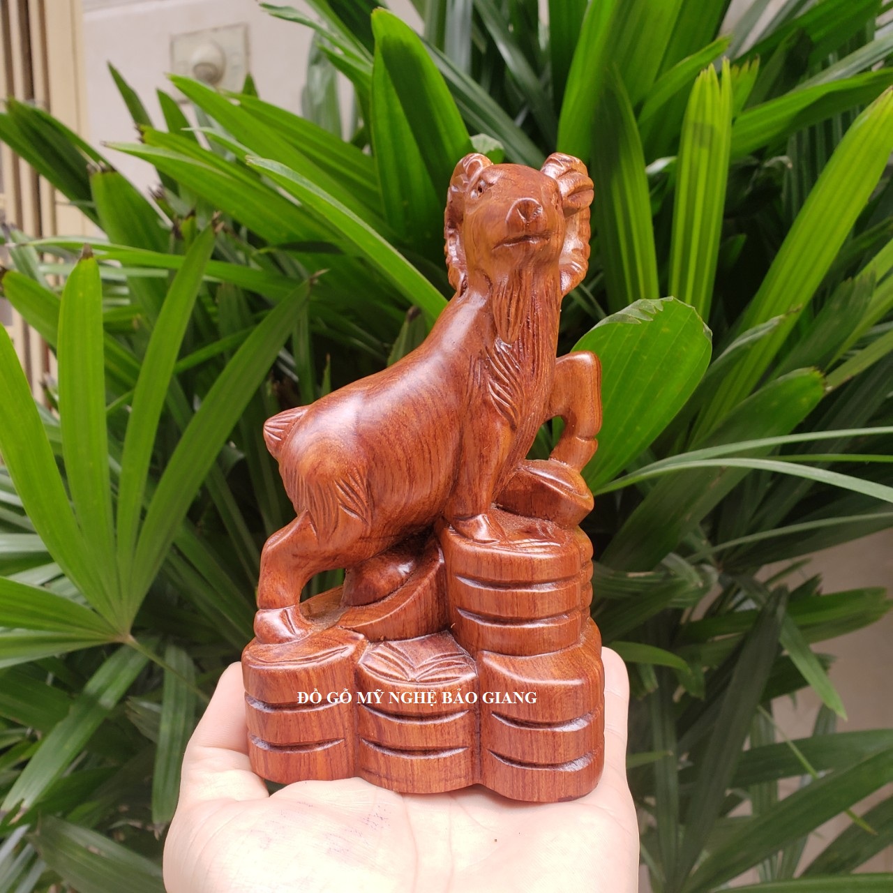 Tượng con dê gỗ ngọc am để mộc thơm Cao 20 ngang 12 sâu 7 cm.