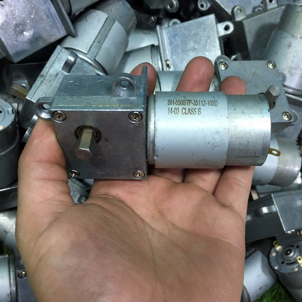 Motor giảm tốc 24V nhật bãi 100% nhông sắt