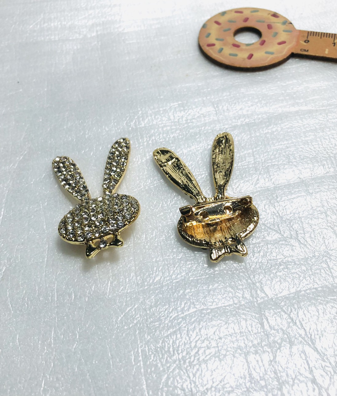 Cài áo thỏ Playboy đang hót
