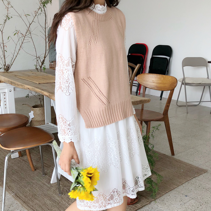 Set váy trắng + áo gile nữ