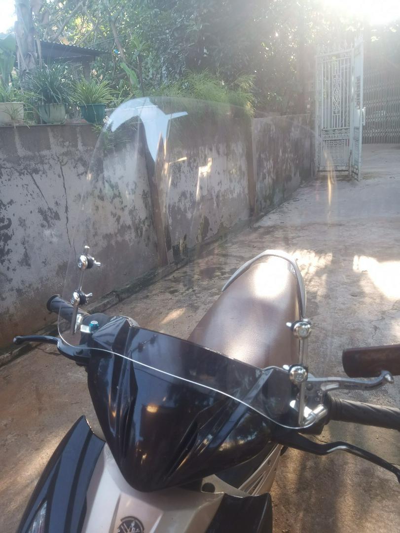 Kính Chắn Gió Xe Máy Chất Liệu Nhựa Dẻo Trong Suốt Cao Cấp Dễ Dàng Lắp Đặt