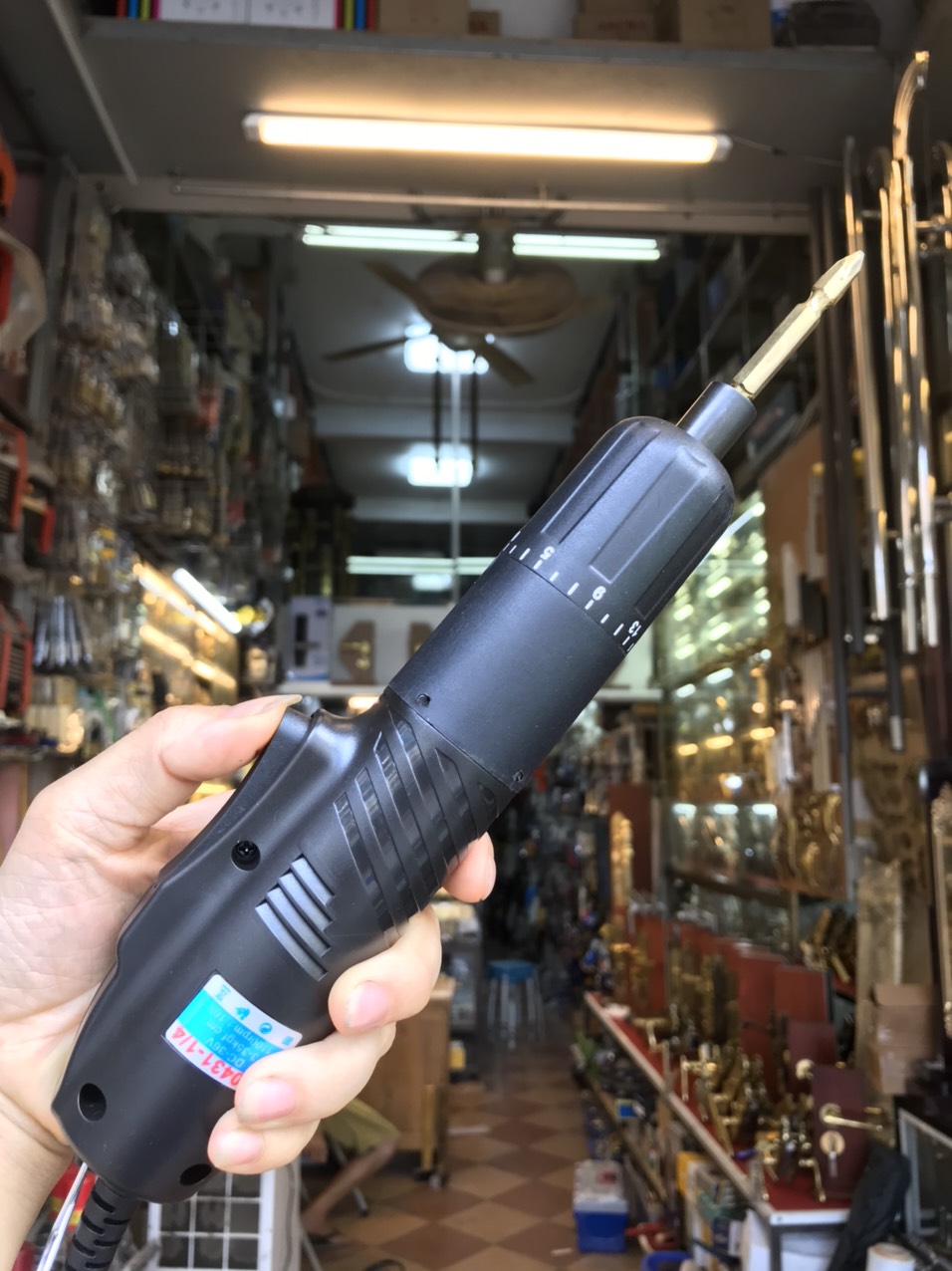 Máy vặn vít, tua vít điện dùng điện 1/4” C-mart C0431 đen