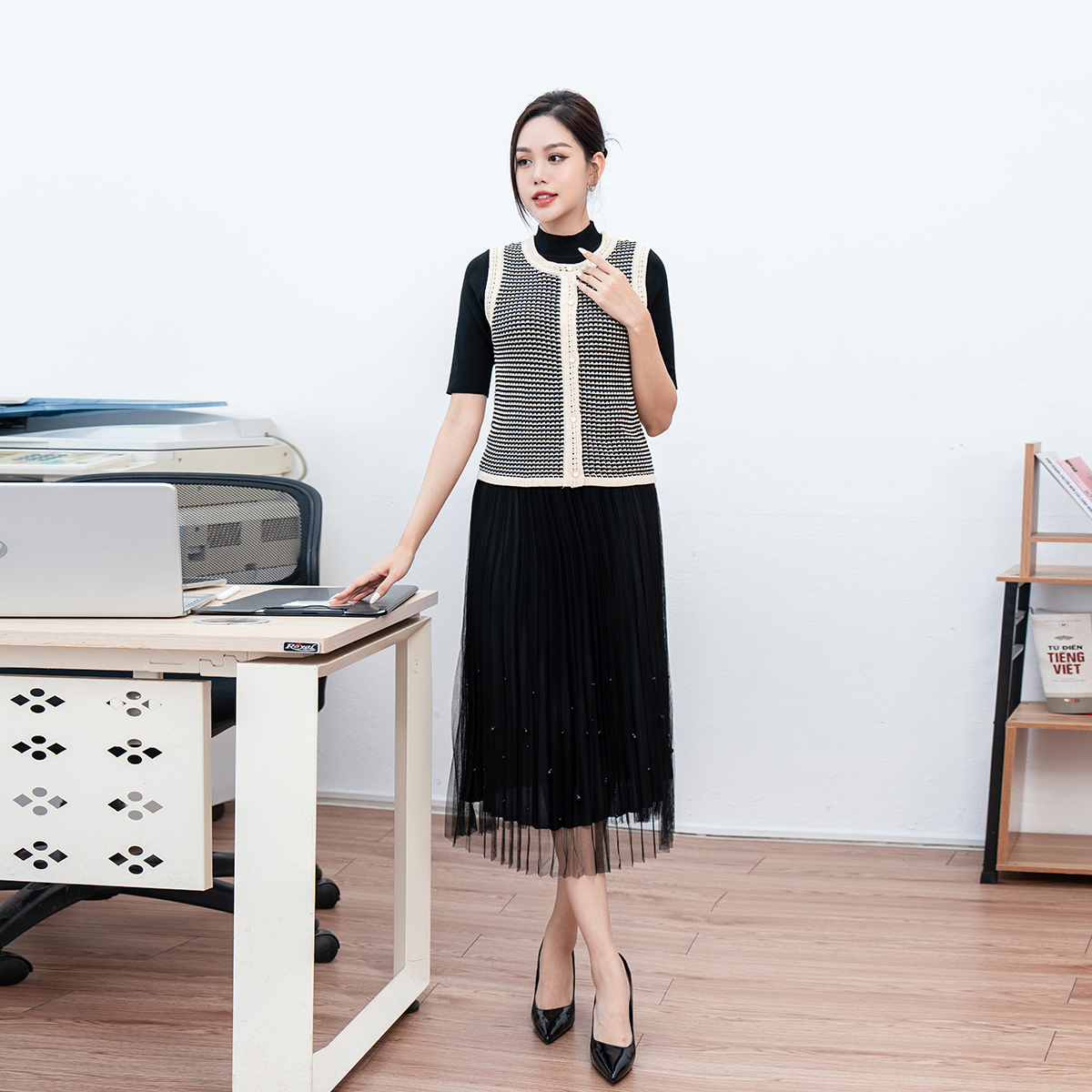 Áo len nữ sát nách dệt kẻ LAMER L61W23Q006