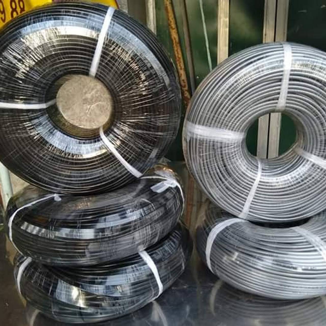 Cuộn 100m Ống nhựa PE loại tốt màu bạc 6 ly