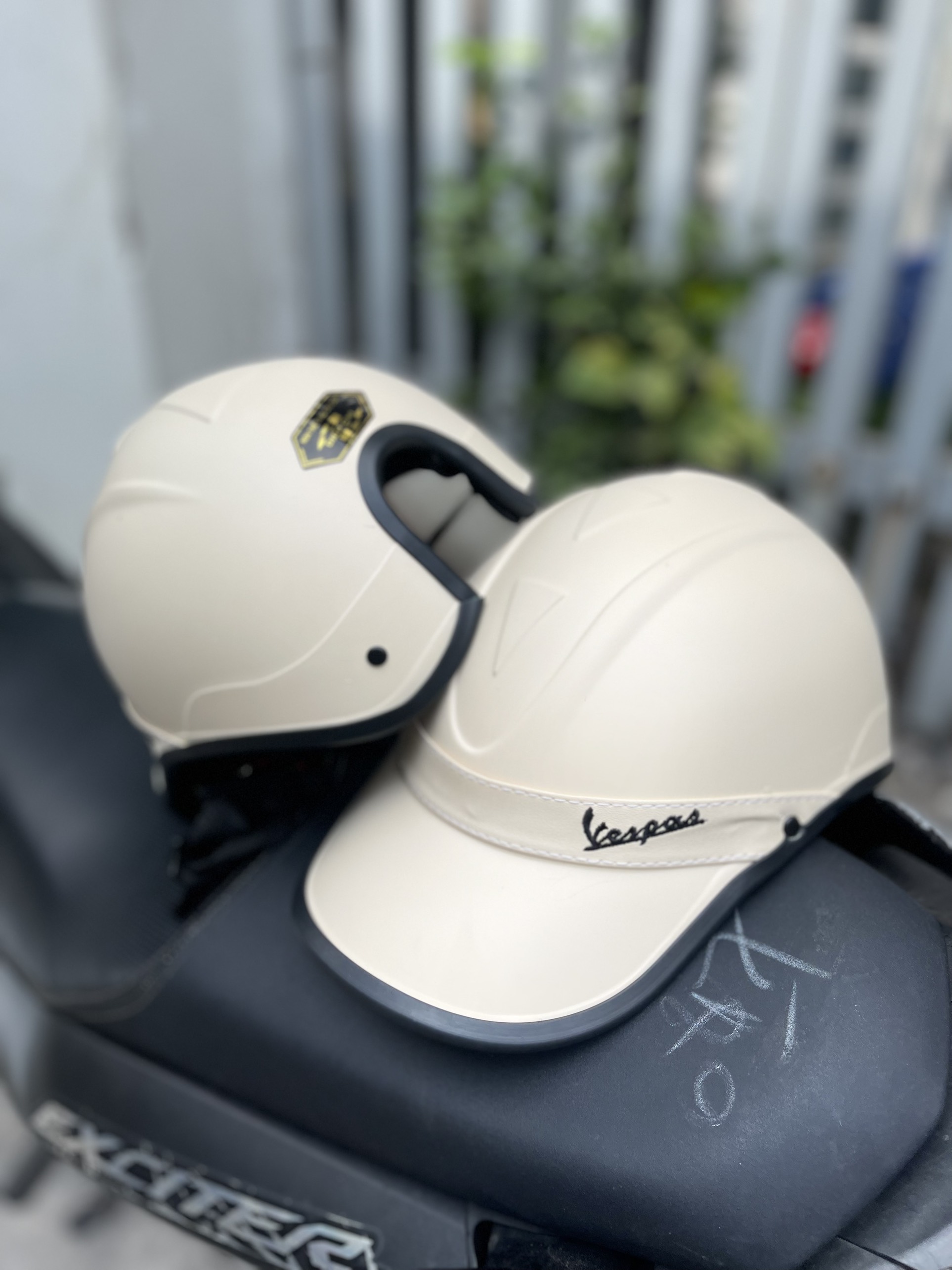 nón bảo hiểm kết nữ vespa có khoét lổ cột tóc