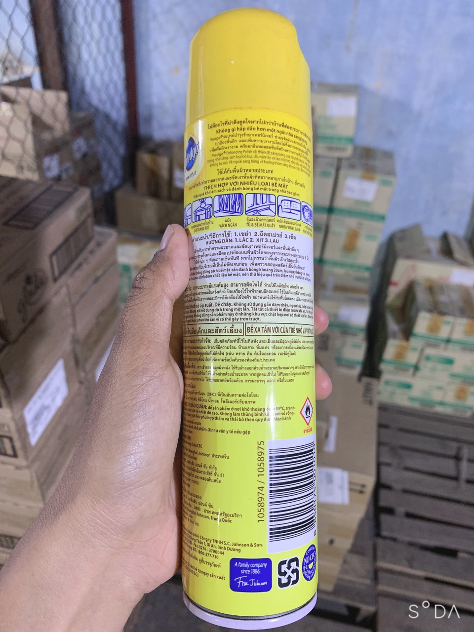Xịt bóng gỗ Pledge Hương Chanh
