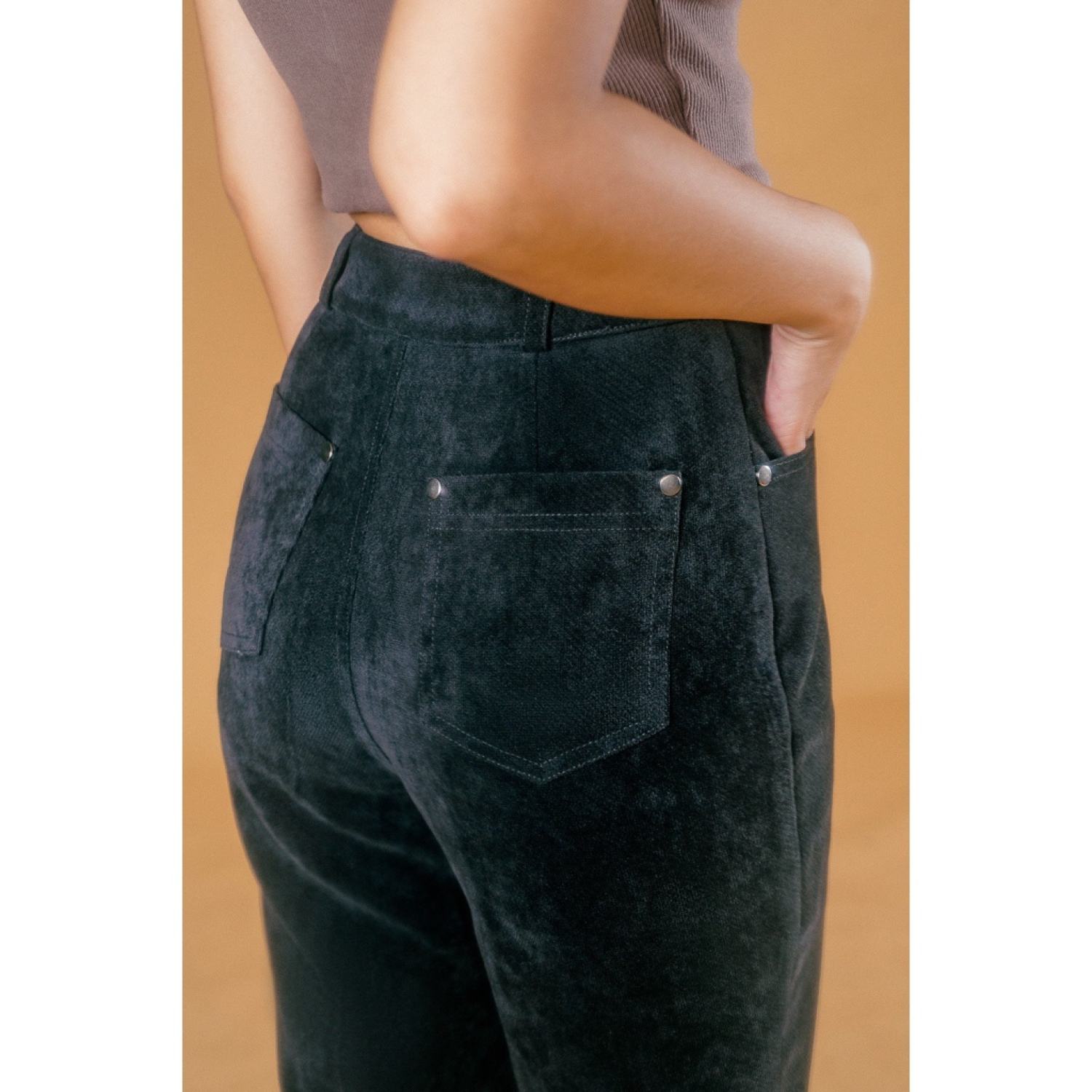 LIBÉ - Quần dài ống loe vải corduroy màu đen