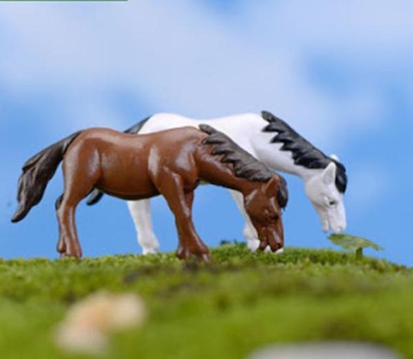 Phụ kiện trang trí tiểu cảnh: mẫu ngựa mini * 2 chi tiết. Sản phẩm được làm bằng nhựa, có độ bền tốt.