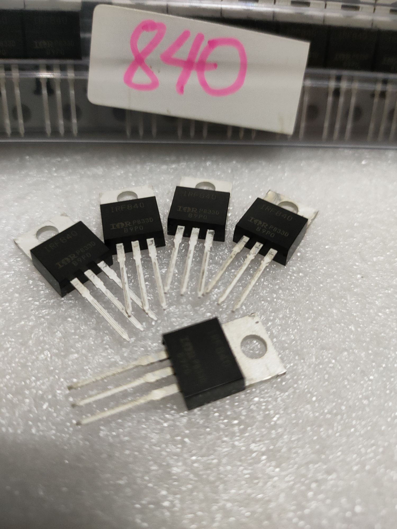 5 Con MOSFET IRF840