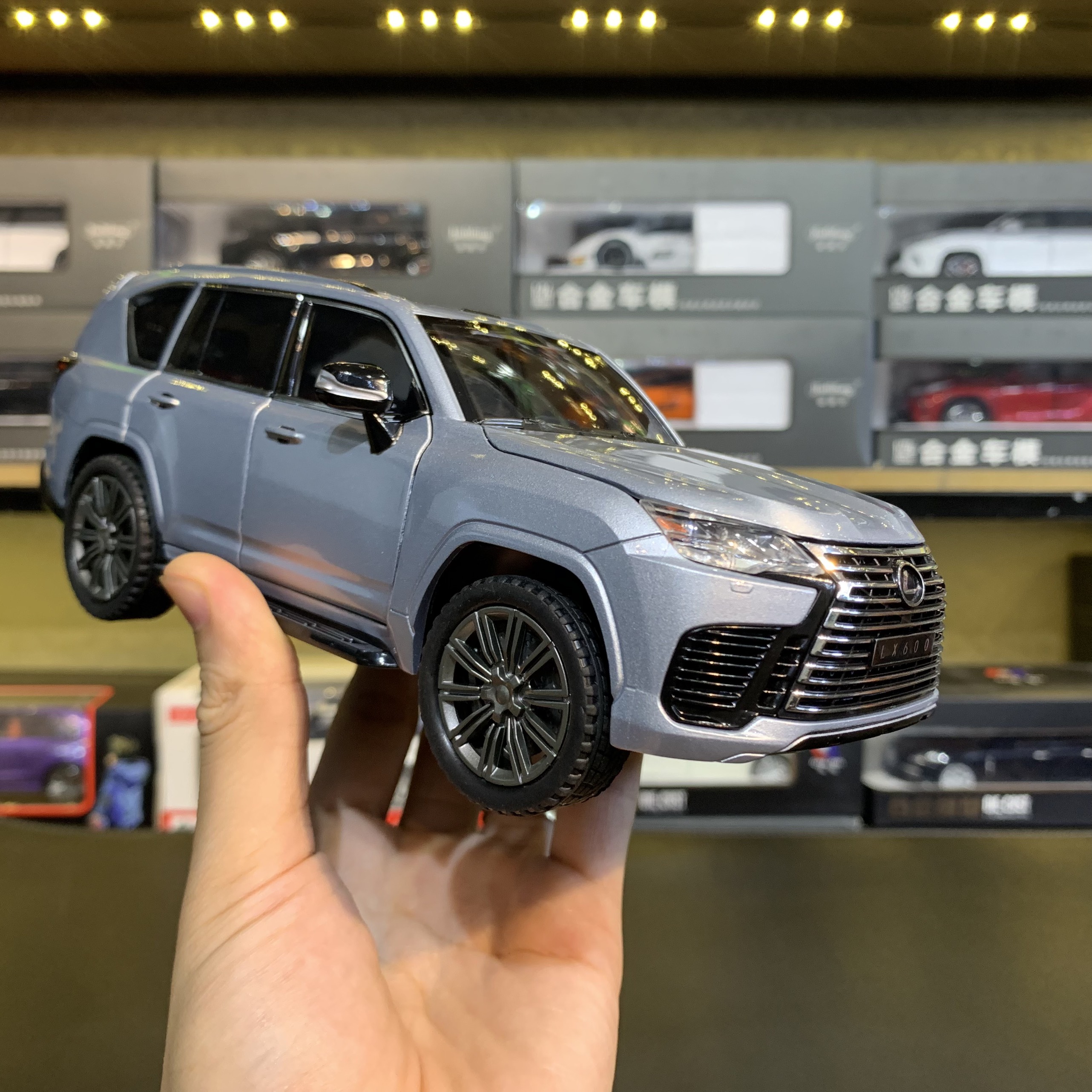 Mô hình xe Lexus LX600 tỉ lệ 1:24 CHIMEI