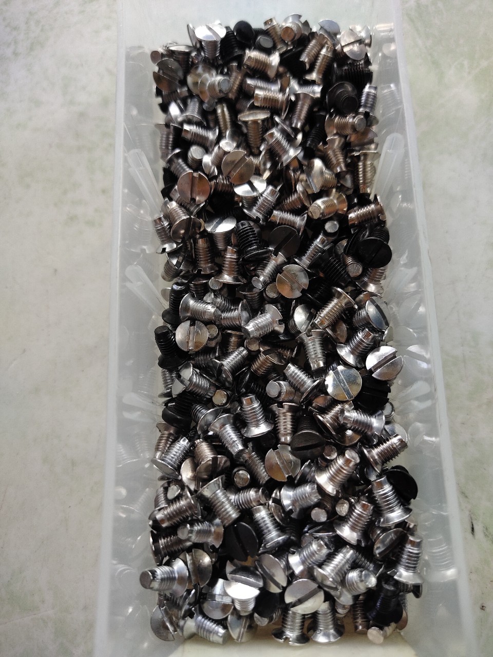 ốc lắp mặt nguyệt máy may công nghiệp
