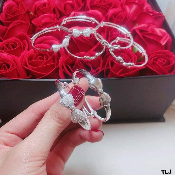 Vòng bạc nơ khắc tên cho bé theo yêu cầu