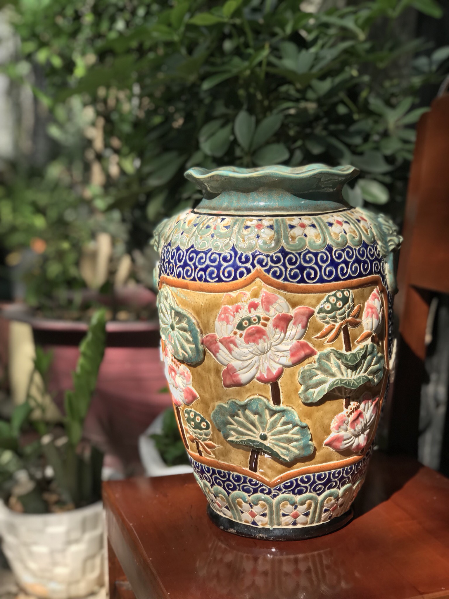 Bình hoa đắp nổi gốm sứ Nam Bộ