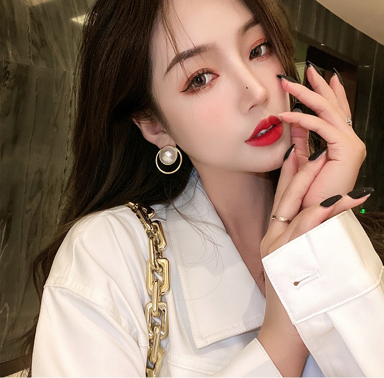 [HCM]Bông tai Bell Mew tròn trắng viền vàng đồng sang chảnh - BT174