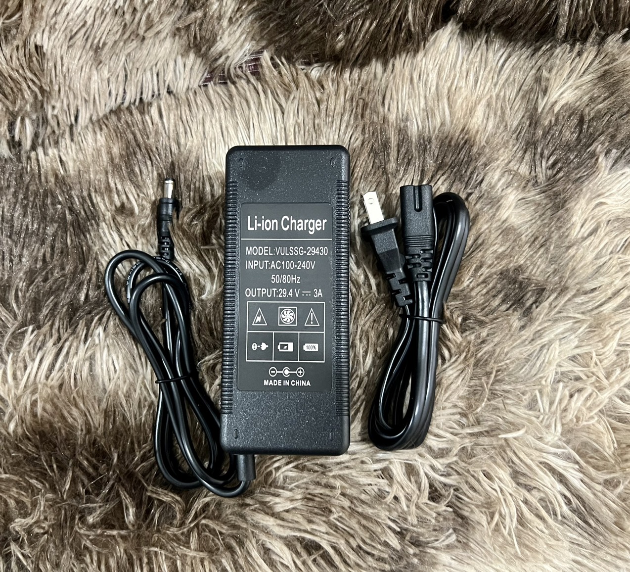 Sạc pin li-ion 7s, 29.4v - 3a, có quạt tản nhiệt và đèn báo đầy pin.